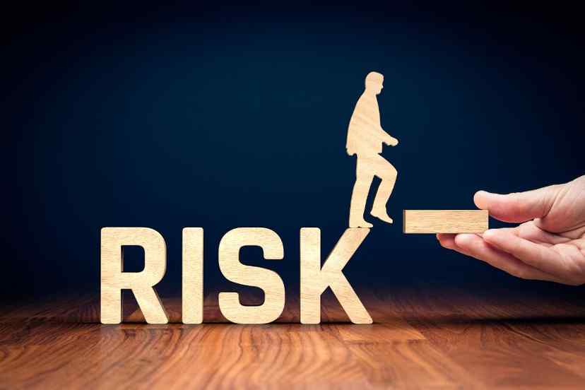 ریسک چیست؟ و انواع ریسک سرمایه‌گذاری کدامند؟